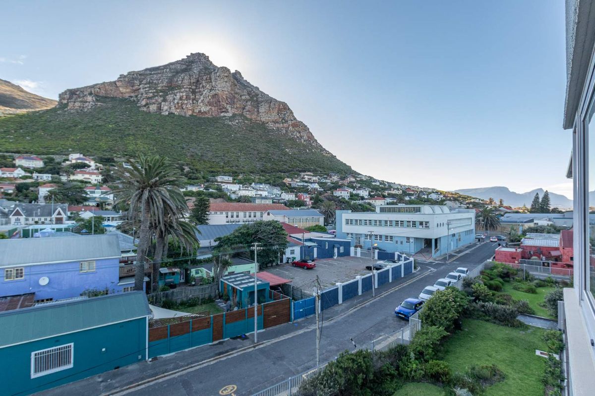 SECURE, SPACIOUS LOCK UP & GO APARTMENT - Photo 4