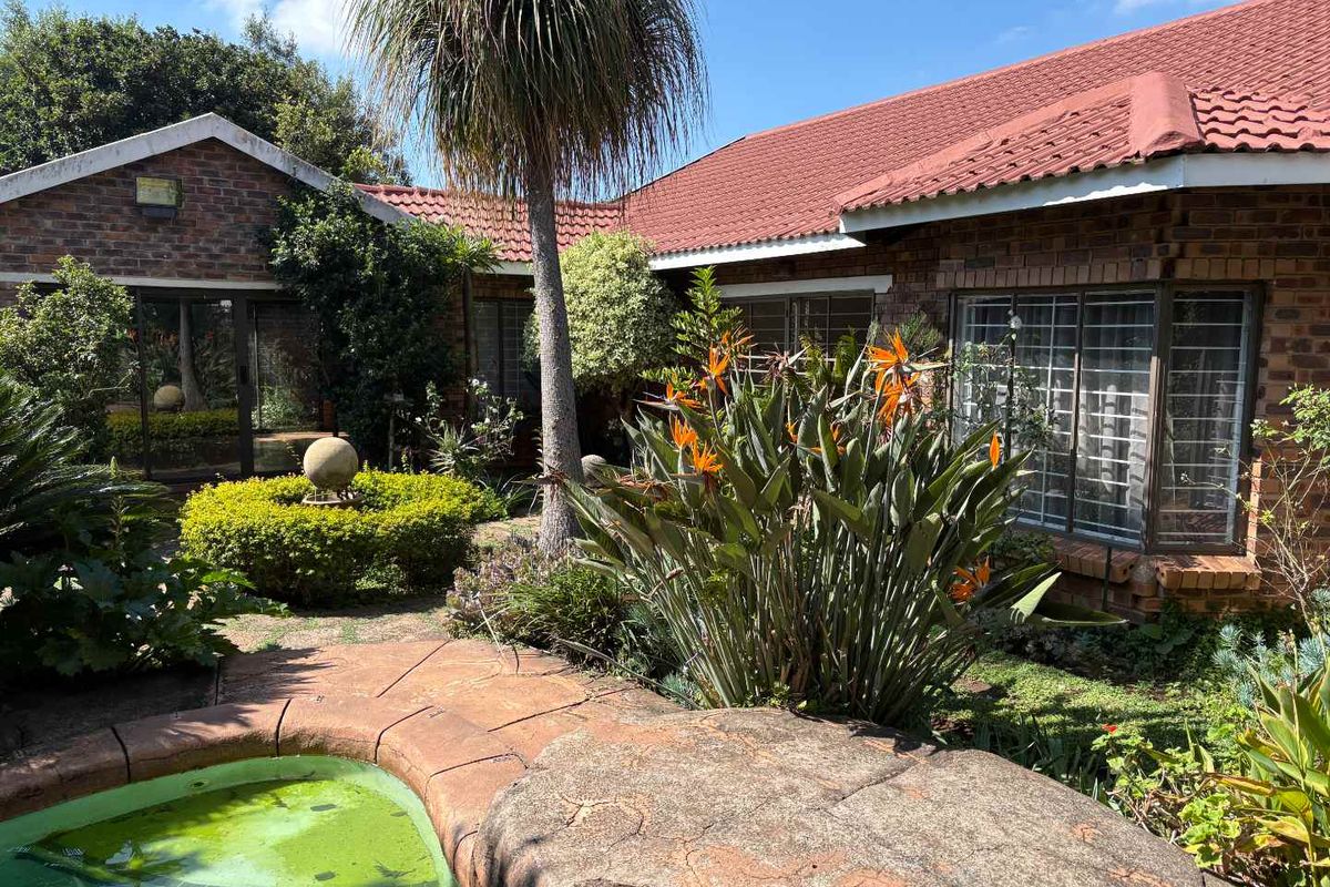 Family home that needs a stroke of love and care - Photo 3