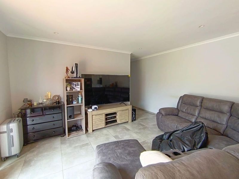Prime Position Family Home & Modern Cottage - Photo 4