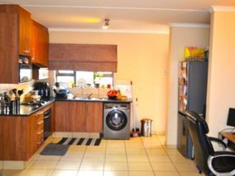 Spacious 2 Bedroom unit with huge private garden - Photo 2