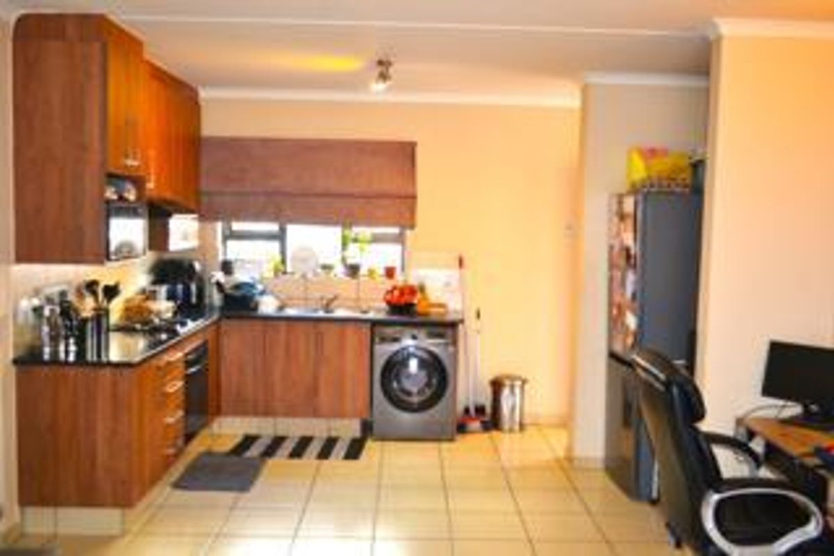 Spacious 2 Bedroom unit with huge private garden - Photo 2