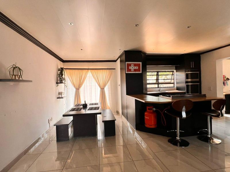 Luxury meets Tranquility in Benoni(Actonville),Morden 3 Bedroom Sanctuary with office space,scullery and heated floors - Photo 2