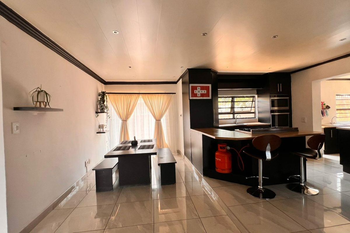 Luxury meets Tranquility in Benoni(Actonville),Morden 3 Bedroom Sanctuary with office space,scullery and heated floors - Photo 2