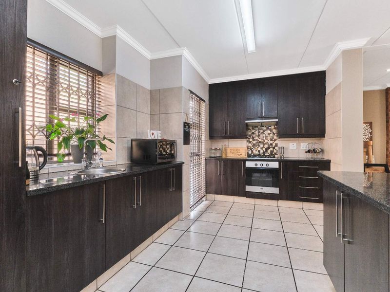 Spacious Open Plan Living for the Decerning Young Executive - Photo 7