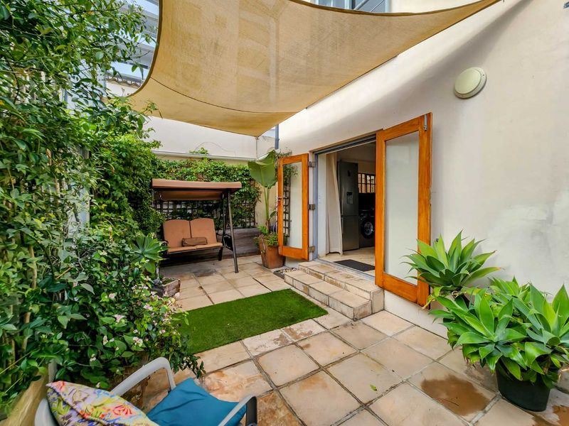 Upper Sea Point home on the border of Fresnaye - Photo 2