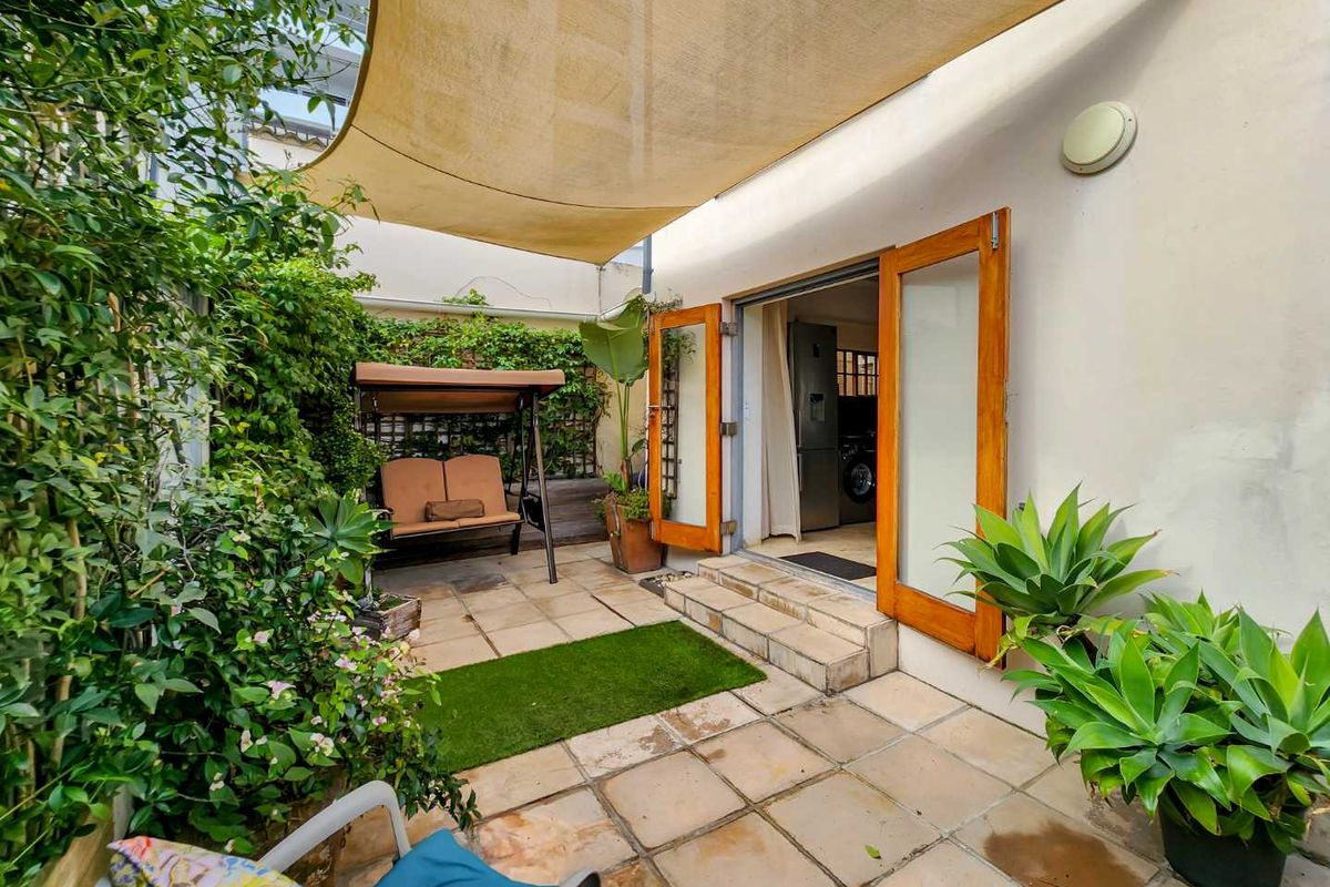 Upper Sea Point home on the border of Fresnaye - Photo 2