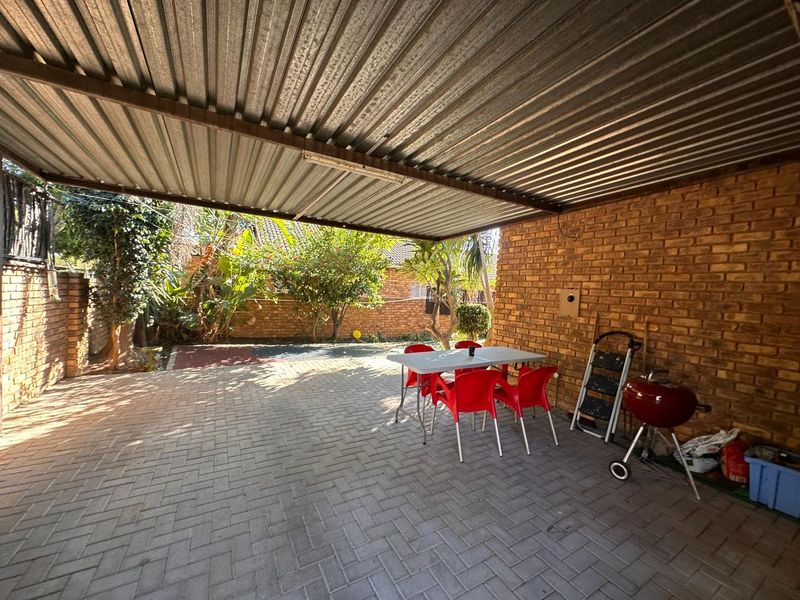 Spacious 3 Bedroom Duplex with Loft, Double Garage & Private Garden to Rent in Almeisan, Wilgeheuwel - Photo 5