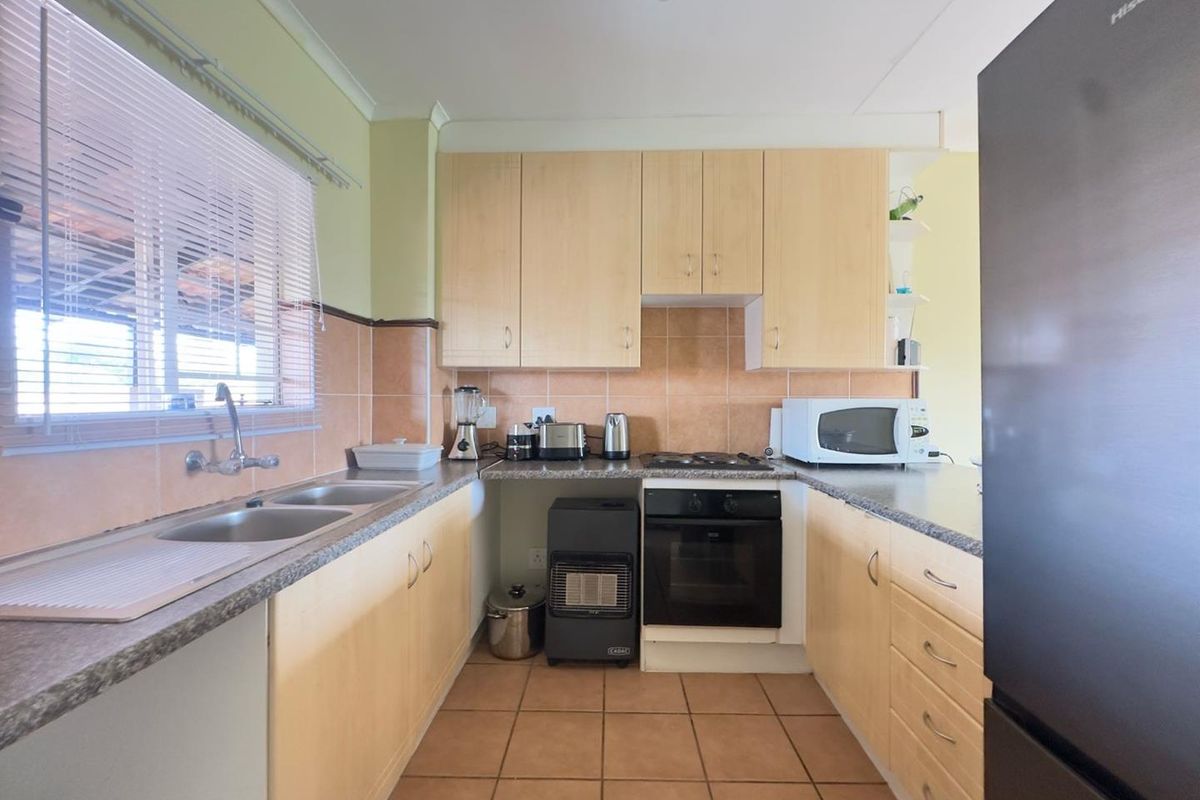 2 Bedroom Townhouse with a Balcony - Photo 2