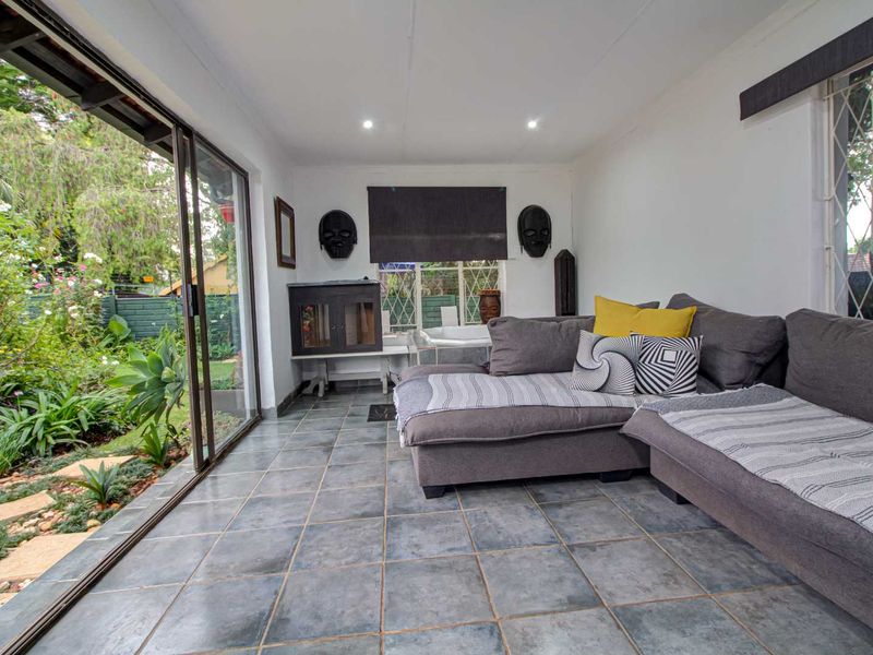 Effortless Elegance: Pool, Jacuzzi, & More - Photo 4