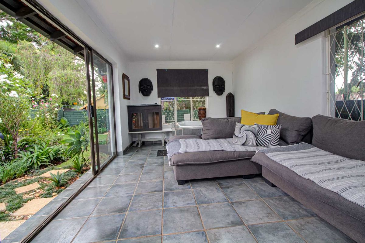 Effortless Elegance: Pool, Jacuzzi, & More - Photo 4