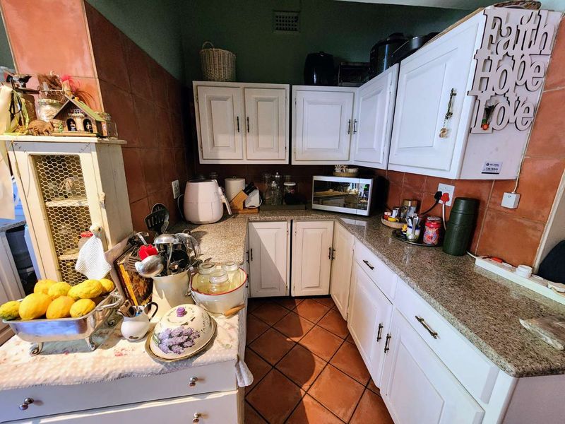 Charming Riviera Classic with Large Established Garden - Photo 5