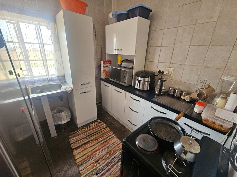 Spacious 3-Bedroom Home with Secure Grounds and Utility Infrastructure - Photo 9