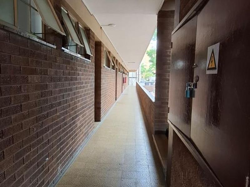 **Charming Shared 2-Bedroom Unit in Quiet Neighborhood – Ideal for Students** - Photo 3