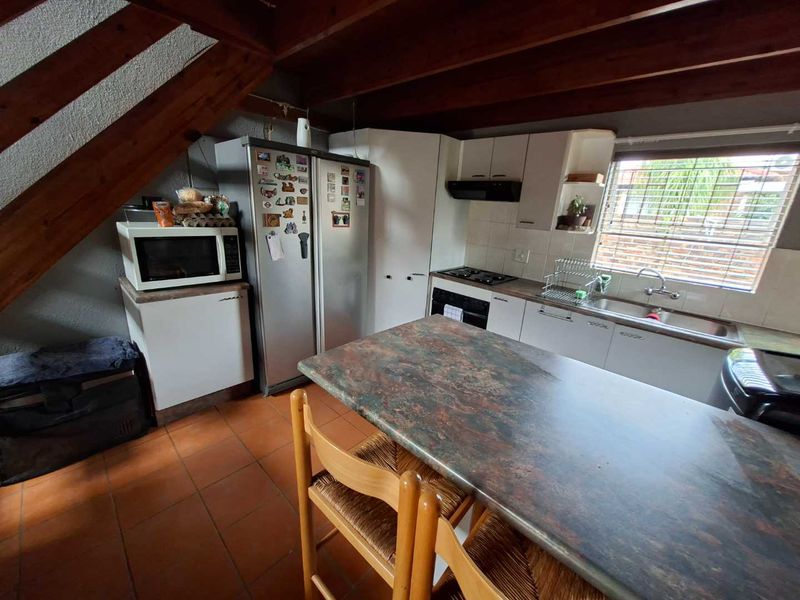 Charming Townhouse with Private Garden and Swimming Pool - Photo 10