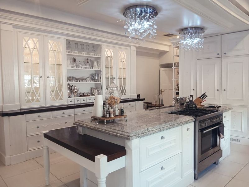 Spacious double-story home on a generous 2,296 m2 residential erf in Windhoek's sought-after suburb - Photo 8