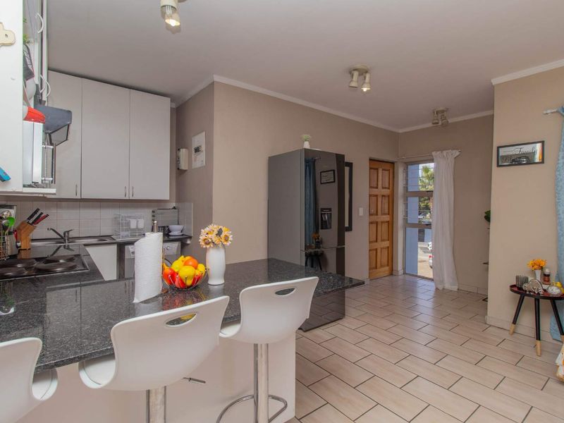 Renovated Elegant 2-Bedroom Retreat in Vibrant Parklands - Photo 4