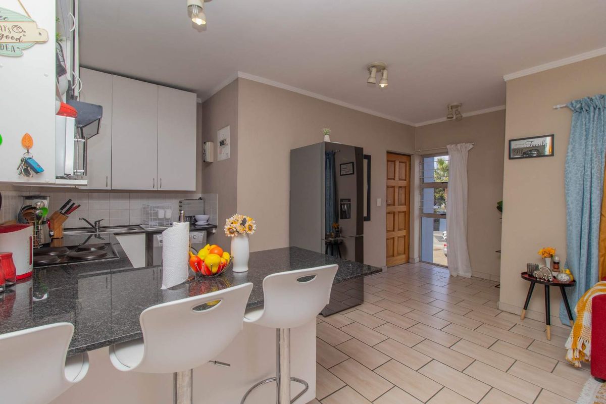 Renovated Elegant 2-Bedroom Retreat in Vibrant Parklands - Photo 4