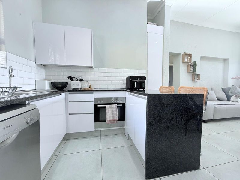 Golf Course Views & Modern Comfort: 2-Bed Glenvista Gem - Photo 8