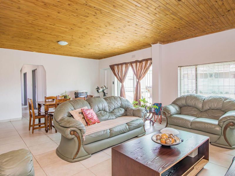 Charming Family Home with Fireplace & Spacious Garden! - Photo 4