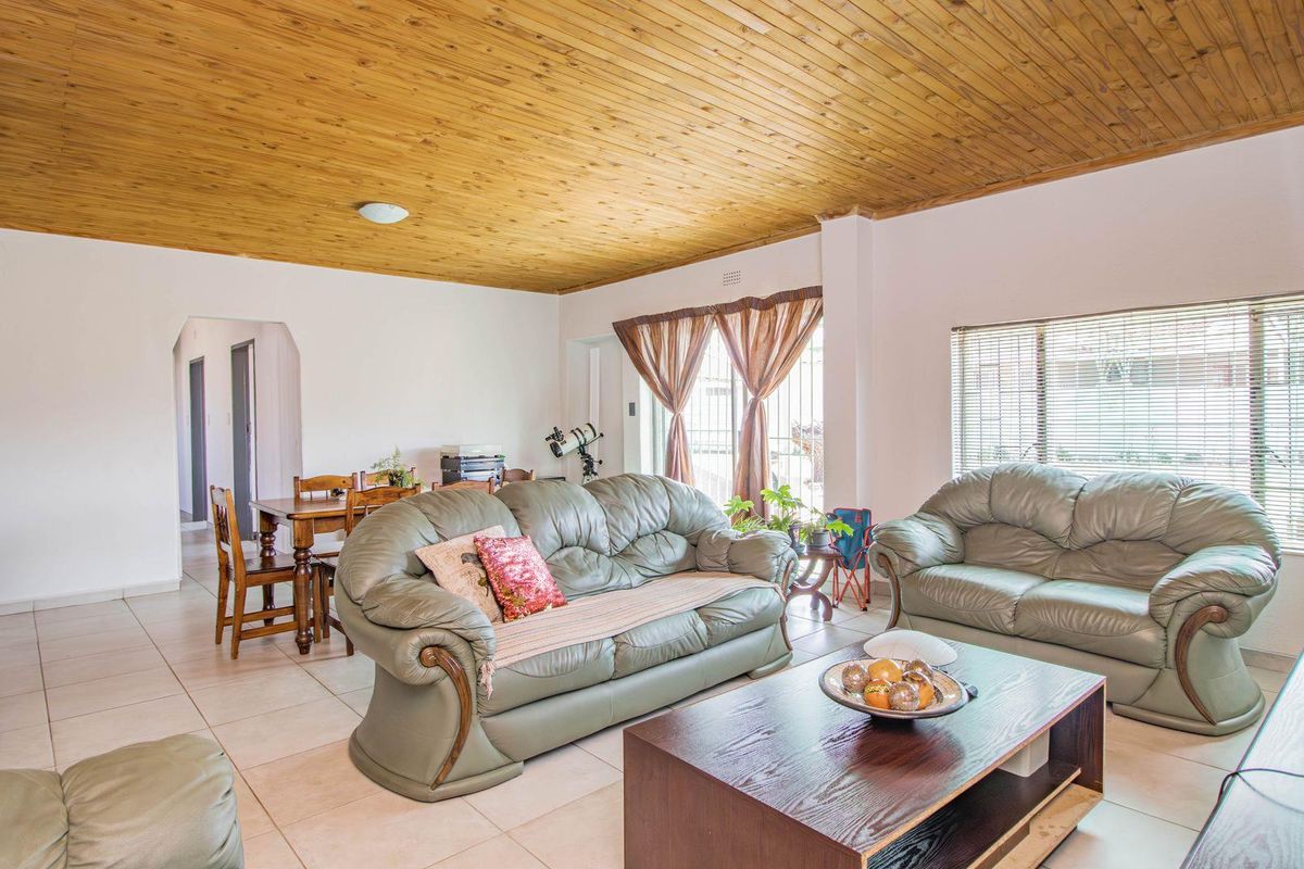 Charming Family Home with Fireplace & Spacious Garden! - Photo 4