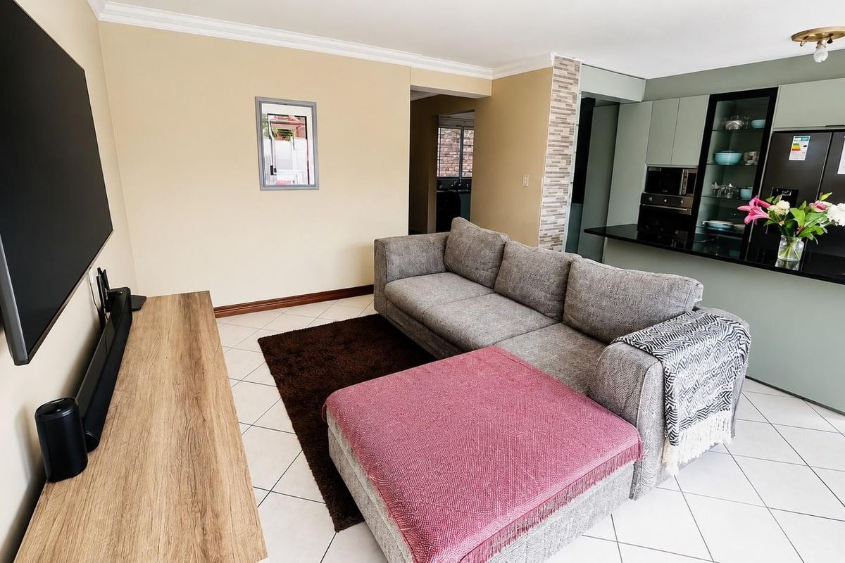 Townhouse For Sale in Glenvista, Johannesburg - Photo 4