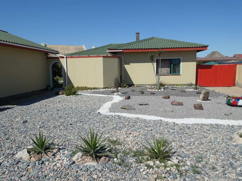 COSY FAMILY HOME ON LARGE ERF CLOSE TO SCHOOLS & SHOPPING CENTER - Photo 3