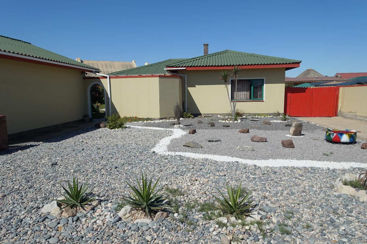 COSY FAMILY HOME ON LARGE ERF CLOSE TO SCHOOLS & SHOPPING CENTER - Photo 3