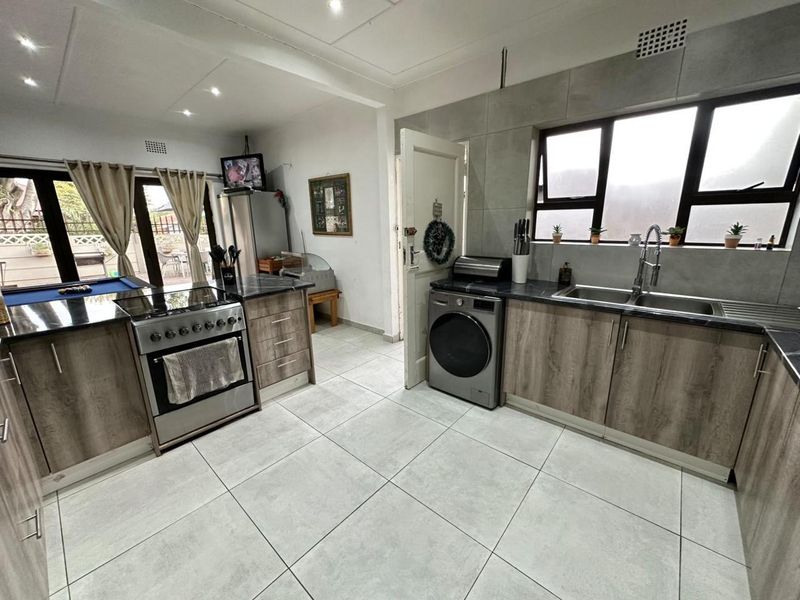 3 Bedroom House with Flatlet in Alberton North! - Photo 2