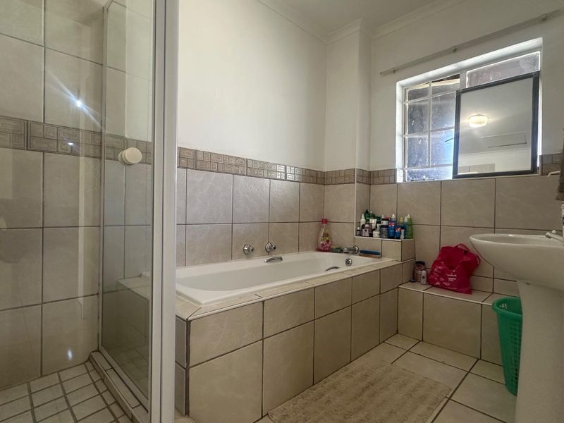 Sole mandate. Discover this exceptional first-floor apartment, ideally situated near premier shopping centers and top-rated schools. - Photo 8