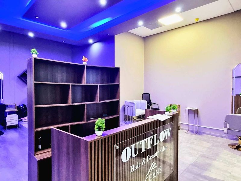 64m2 boutique retail unit in Oceans Mall, Umhlanga. Ground-floor shop with salon-style fitout, ideal for beauty, grooming, or wellness brands. - Photo 2