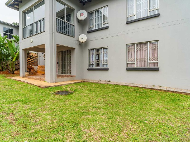 NO STAIRS!! Spacious 3 bedroom 2 bathroom Simplex in sought after Sunningale - Photo 1