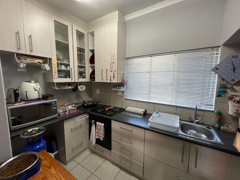 Lovely Renovated Flat – Perfect Investment Opportunity - Photo 3