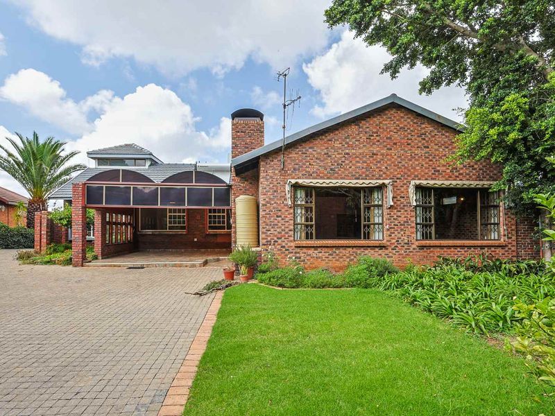 Elegant Family Living with Flatlet & Views in Prestigious Waterkloof Ridge - Photo 2