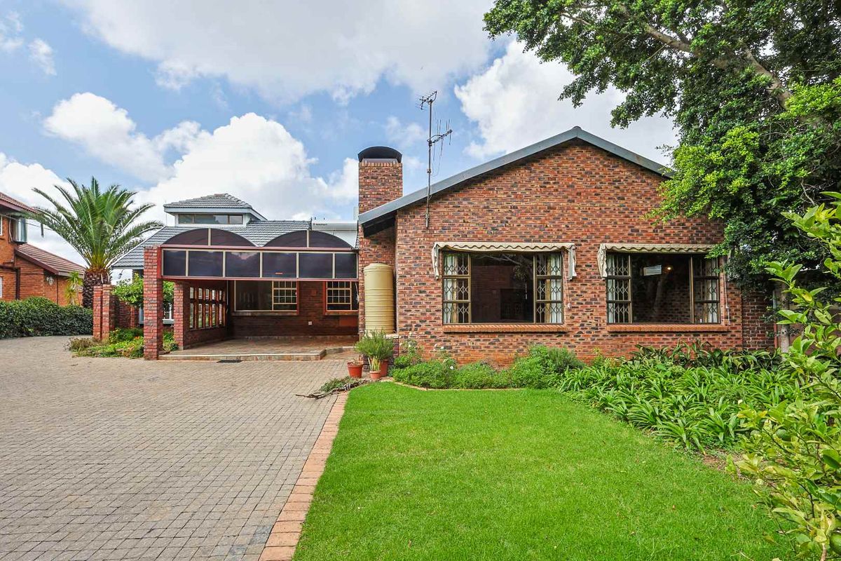 Elegant Family Living with Flatlet & Views in Prestigious Waterkloof Ridge - Photo 2