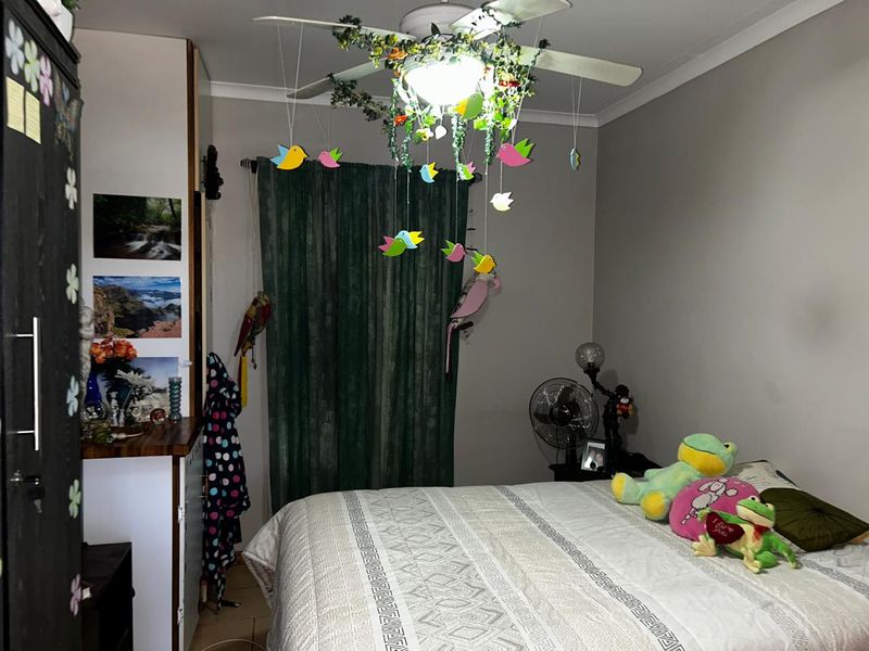 Cozy & Secure: 2-Bedroom Gem with Open-Plan Living, Covered Stoop & Garden Care! - Photo 5