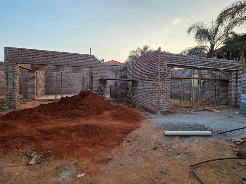 4 Bedroom Family Home Under Construction in Melodie. - Photo 5