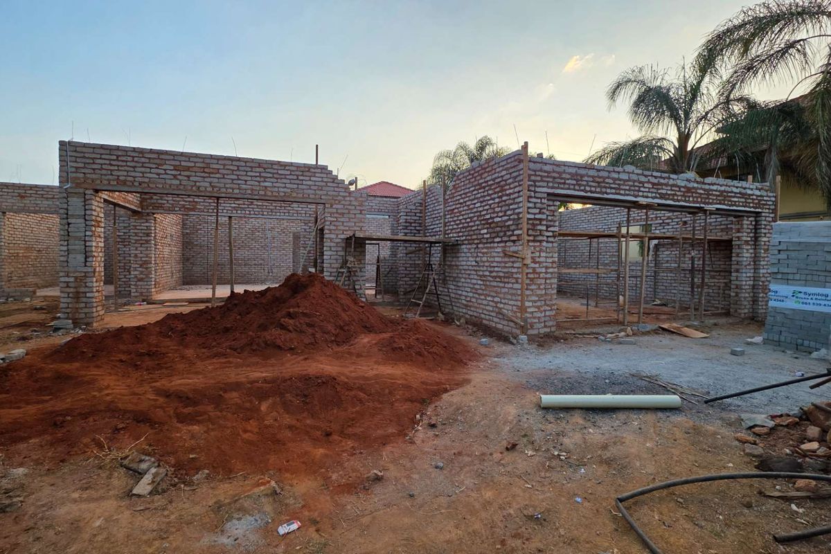 4 Bedroom Family Home Under Construction in Melodie. - Photo 5