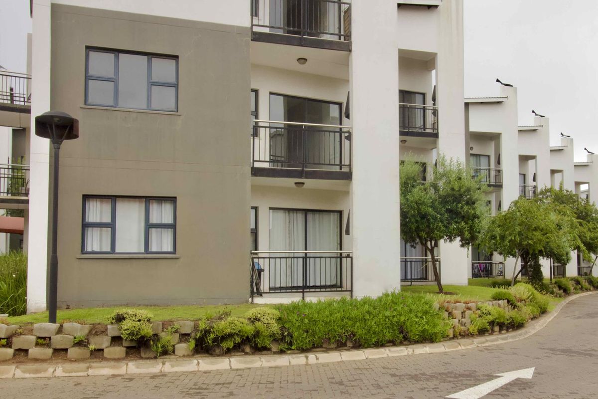 2 bed, 2 bath top floor unit in Elardus Park - Photo 2