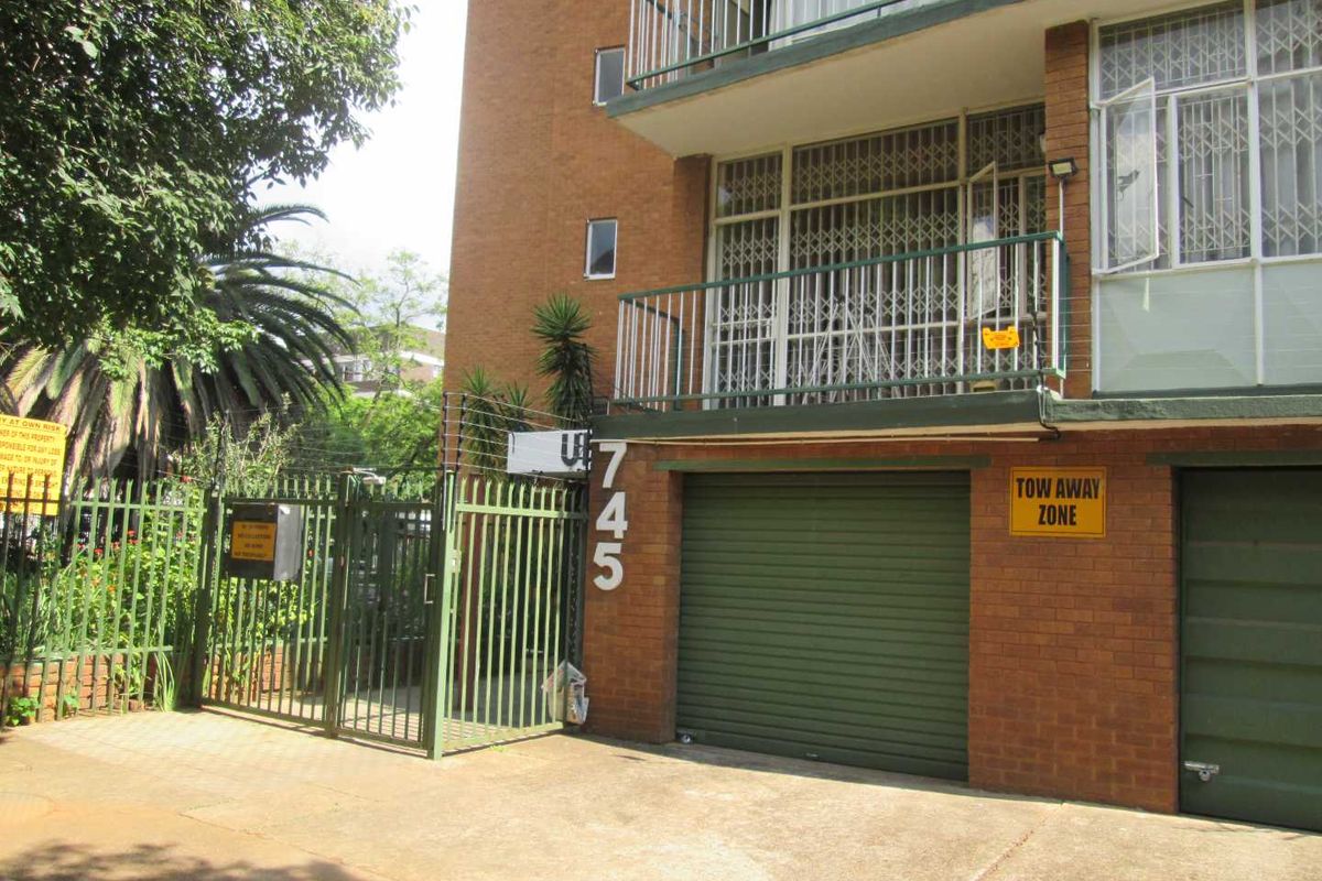 VERY BEAUTIFUL NEAT AND CLEAN BACHELOR FLAT FOR SALE IN ARCADIA PRETORIA - Photo 3