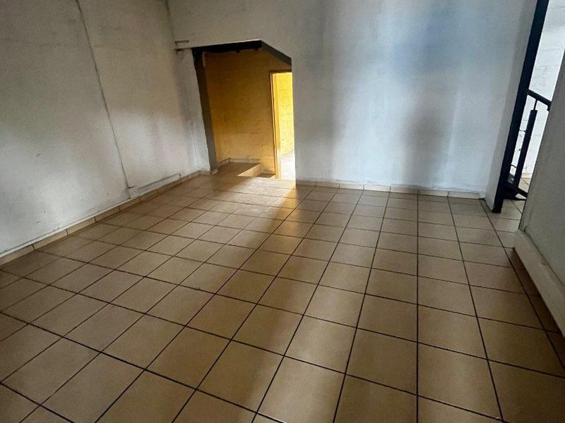 To let warehouse- southern industrial area - Photo 4