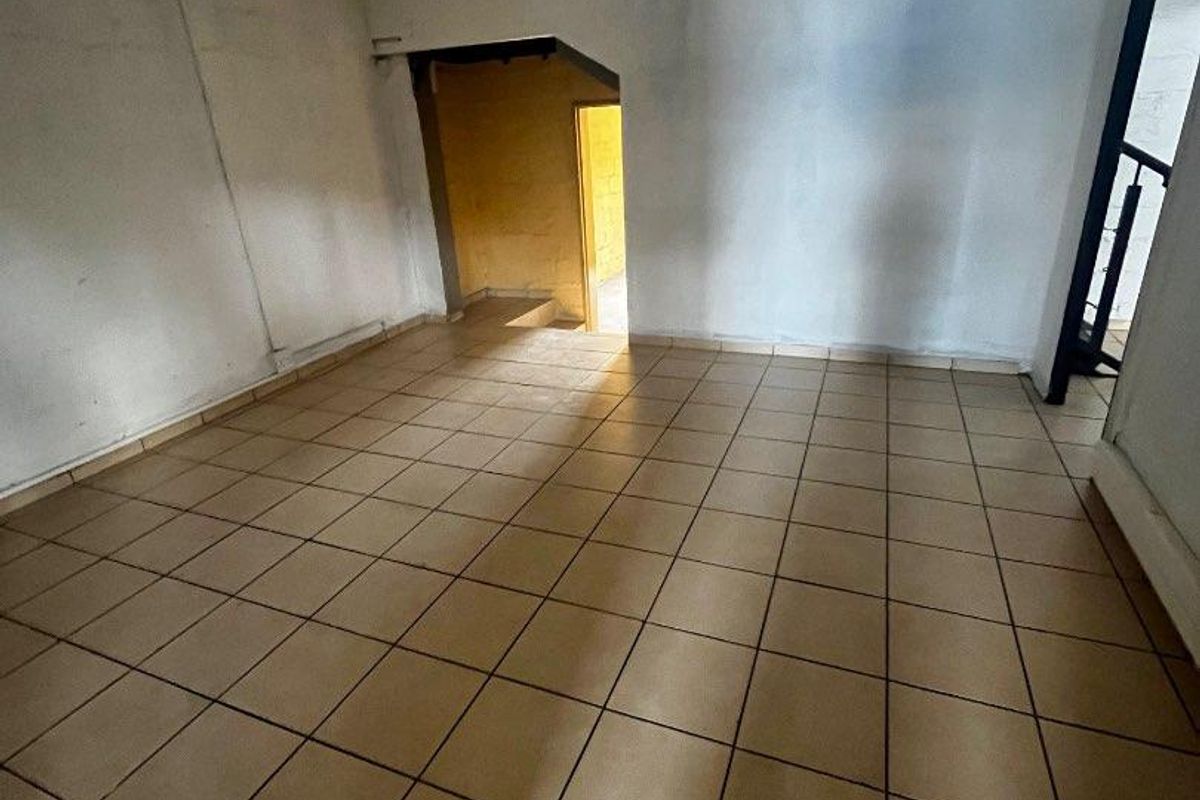 To let warehouse- southern industrial area - Photo 4