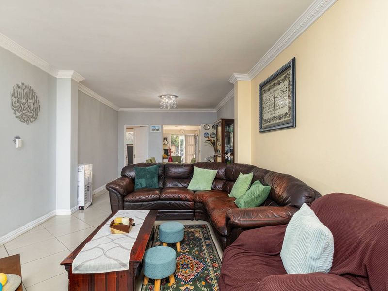 Stylish 4-Bedroom Family Home with Modern Finishes in Prime Kensington - Photo 7