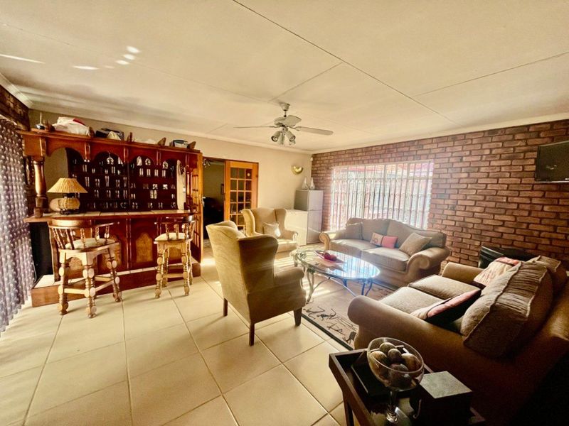 Beautiful home for Sale in Dersley - Photo 8