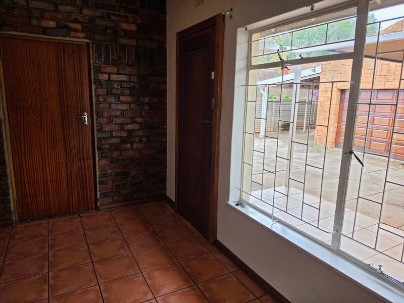 Family home with flatlet in Rhodesdene - Photo 5