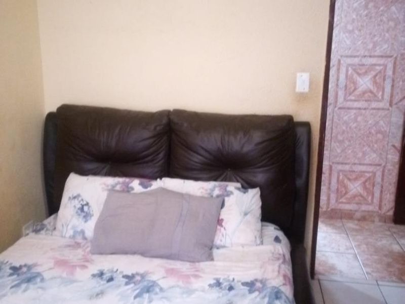 Spacious Living: 3-Bed Gem with No-Fuss Garden! - Photo 5