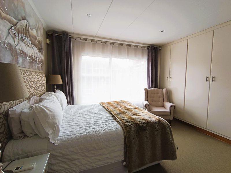 Modern Elegance with Flat - Photo 9