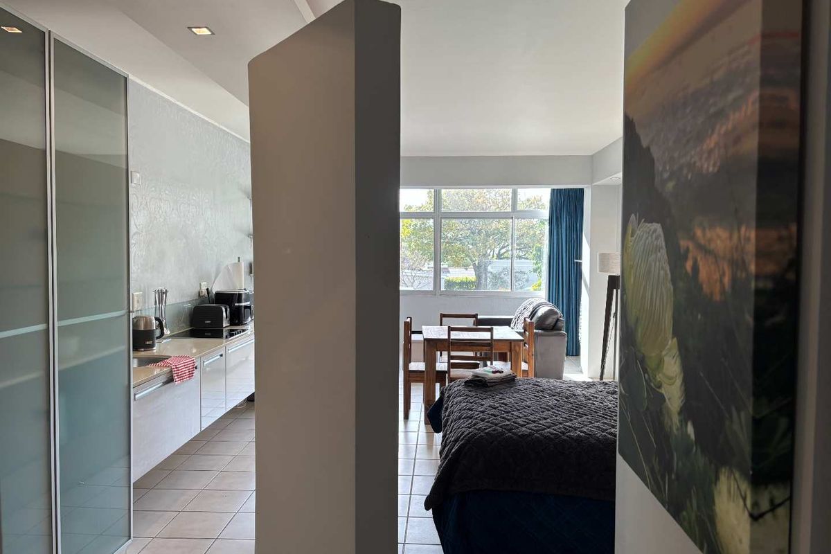 Furnished Studio Apartment in Tamboerskloof - Photo 5