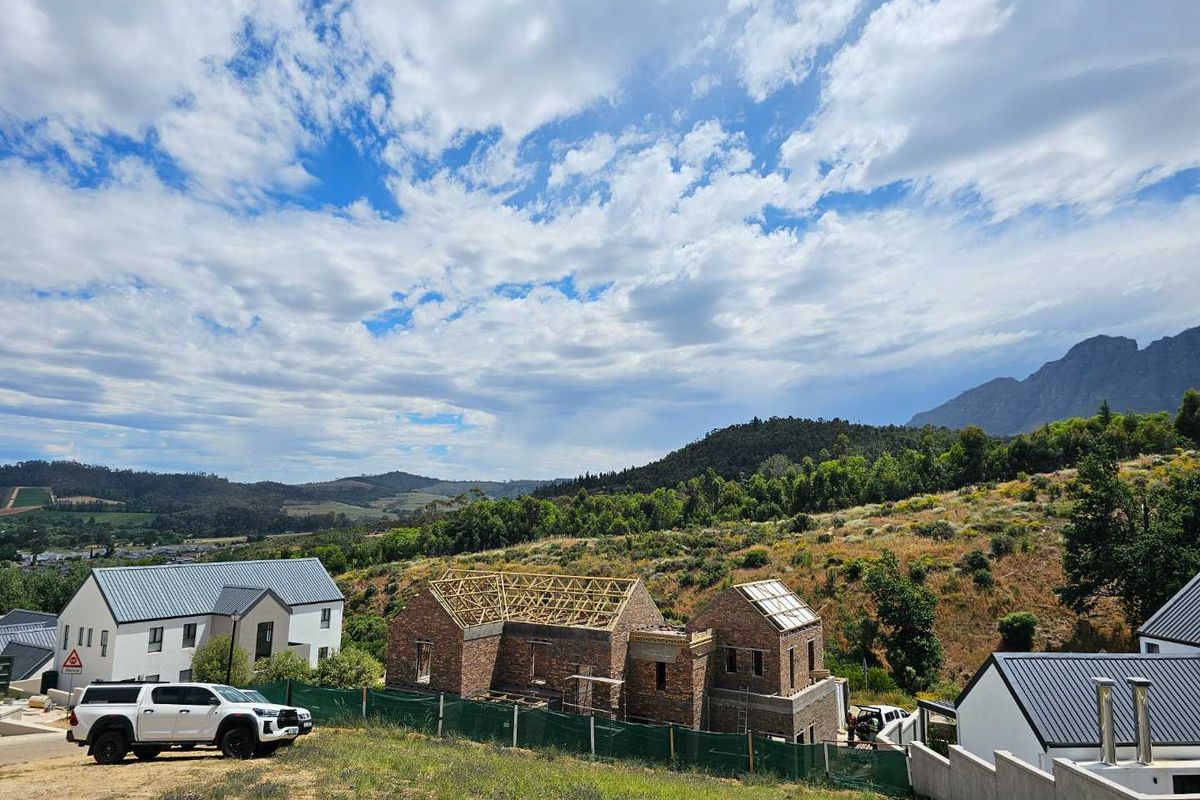 No Transfer Duty! Come and just move in! La Roche Secure Estate situated adjacent to Helshoogte , between Stellenbosch and Franschhoek - Photo 4