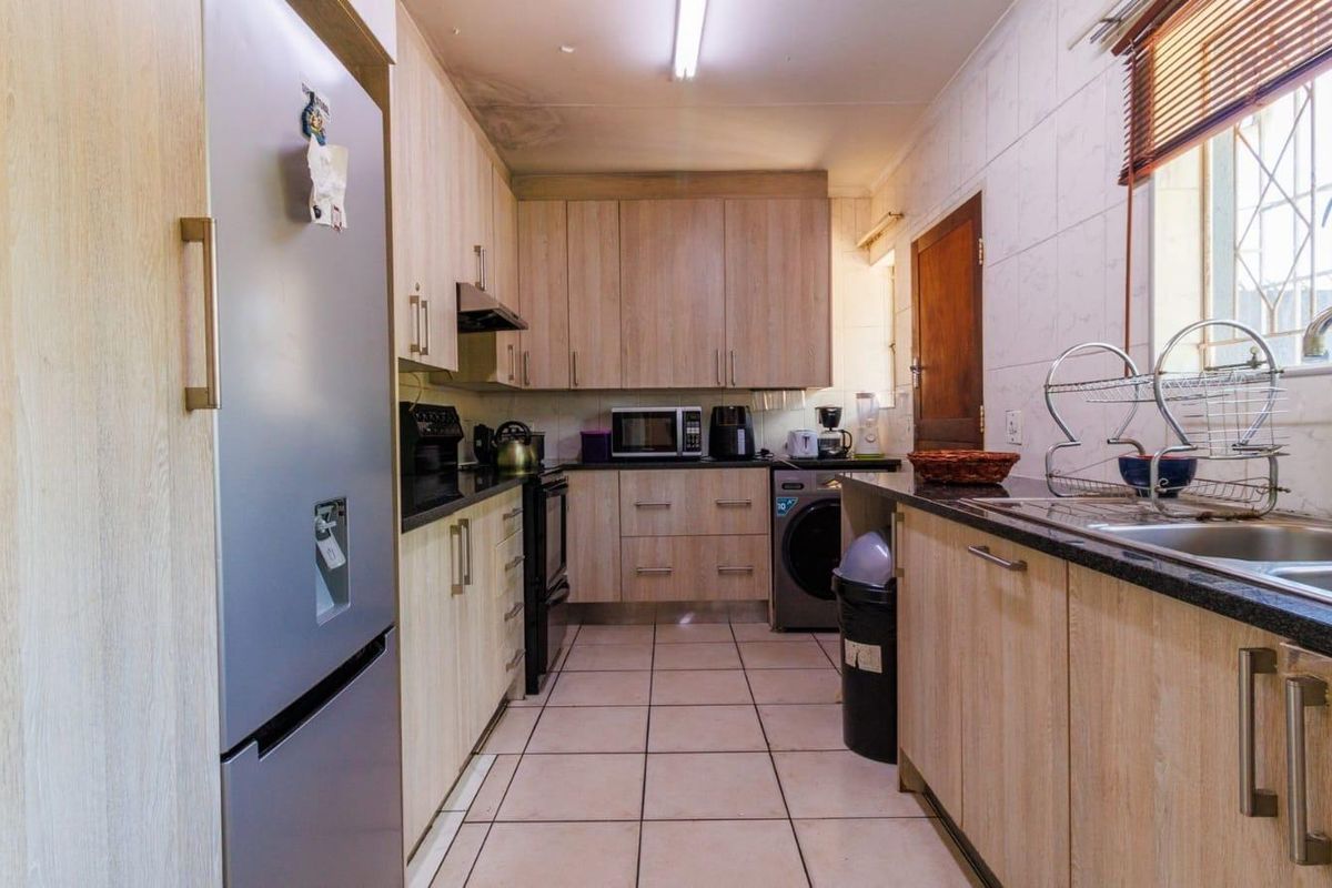 For Sale: Four Bedroom Two Bathroom Home with a Pool - Photo 4