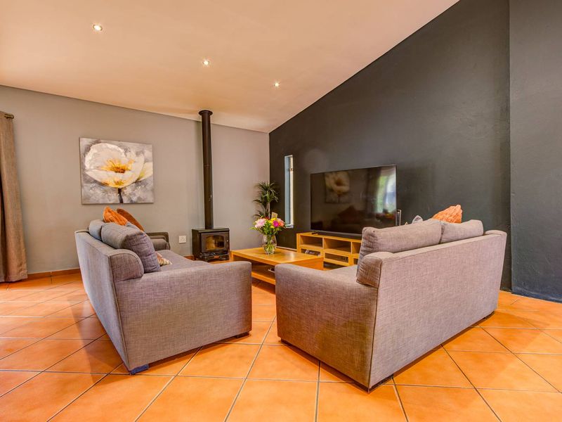 Hidden gem in a perfect location - Photo 3